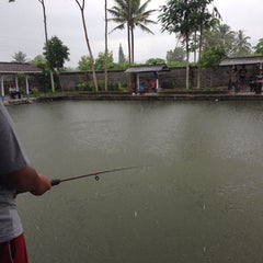 Photo taken at Pemancingan &amp;quot;Mina Lestari&amp;quot; by eti j. on 1/12/2014