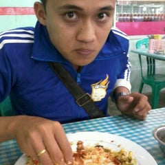 Photo taken at Rumah makan &amp;amp;amp; Restoran <b>Sinar Muda</b> by nemuri n. - vef-XWapQsT-onKmqEYsHmVdteGDLj5NkI6yJdgDues