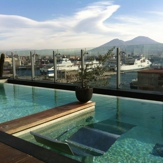 Where's Good? Holiday and vacation recommendations for Naples, Italy. What's good to see, when's good to go and how's best to get there.