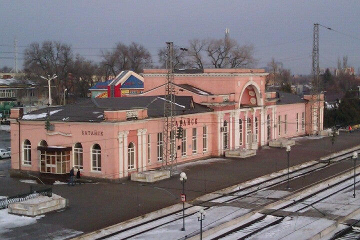 Жд батайск телефон. Старый вокзал Батайск. ЖД станция Батайск. Батайск Привокзальная 1. Станция Батайск железная дорога.