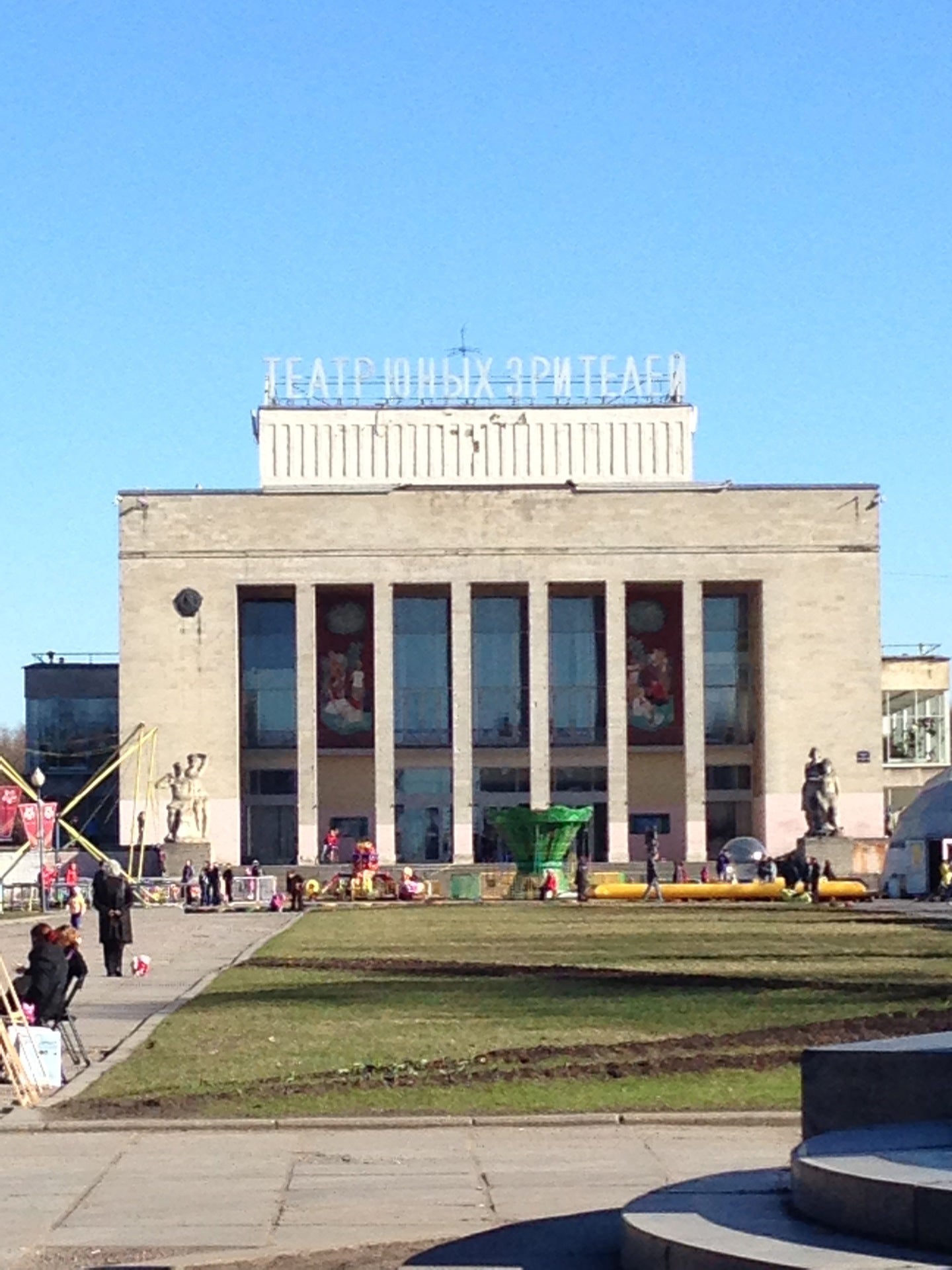 Тюз санкт петербург. Театр юного зрителя Санкт-Петербург. Театр ТЮЗ СПБ. Пионерская площадь ТЮЗ Санкт-Петербург. ТЮЗ Санкт-Петербург официальный.