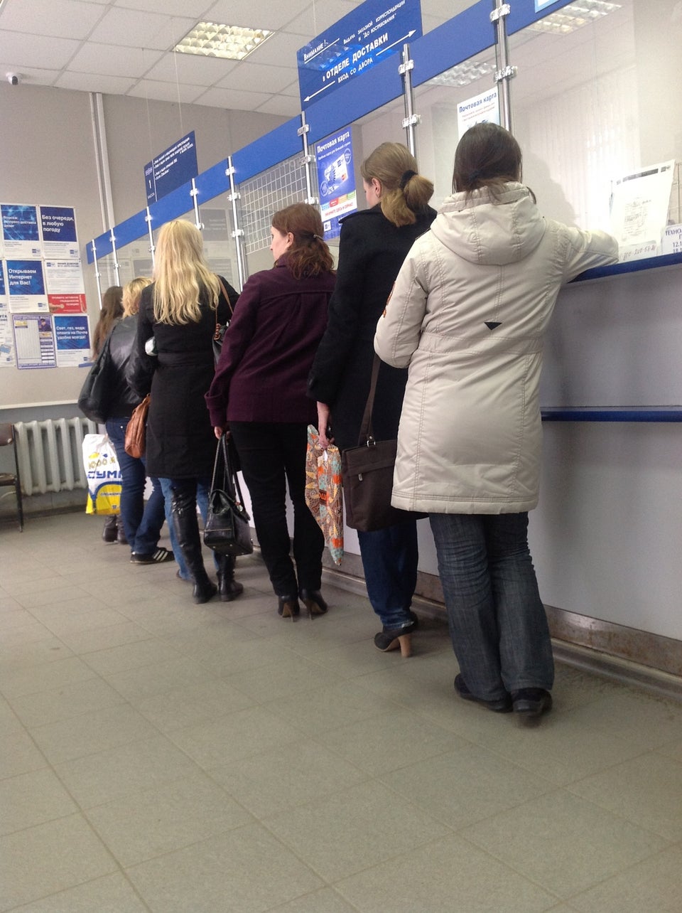 почтовые услуги. большая очередь. очередь в регистратуру. анекдот проточередь на почте. очереди в банках.