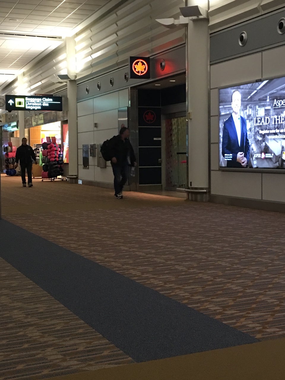 Photo of Winnipeg International Airport (YWG)