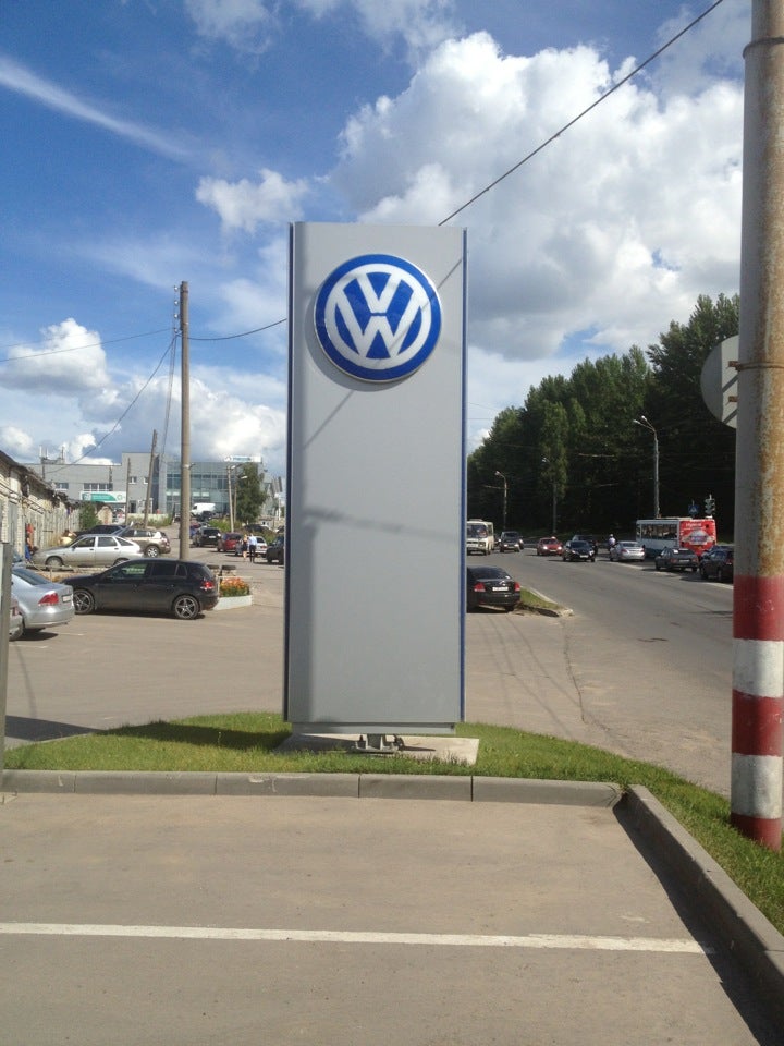 Volkswagen новгород. Фольксваген на Бринского фото салона.