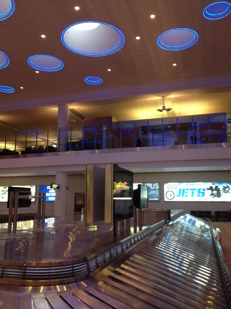 Photo of Winnipeg International Airport (YWG)